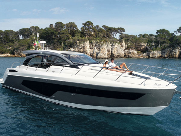 يخت Atlantis 51 من Azimut ينشر التوازن الحسي على المياه